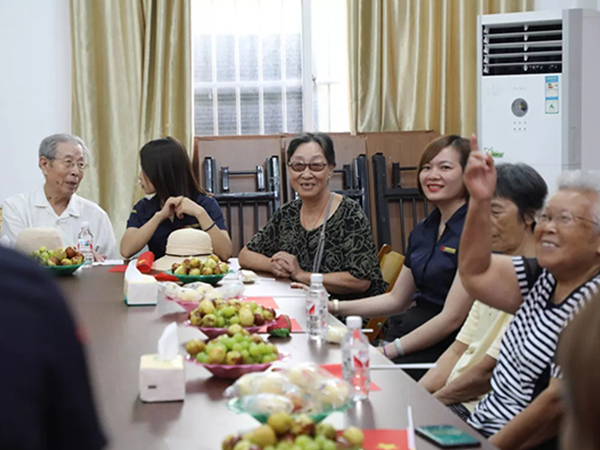 中庭裝飾集團(tuán)丨“情暖中秋，將愛傳承”——走進(jìn)金浦社區(qū)慰問高齡老人